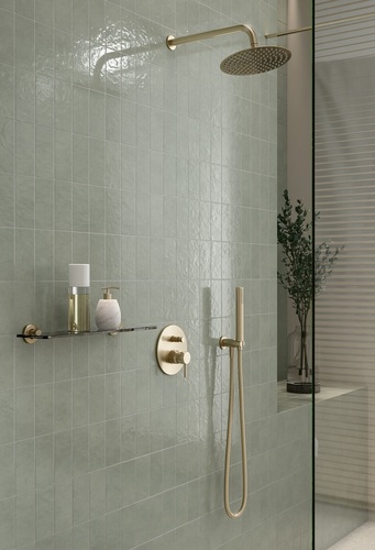 Blask szczotkowanego złota w łazience – harmonia, miękkość i ponadczasowy szyk